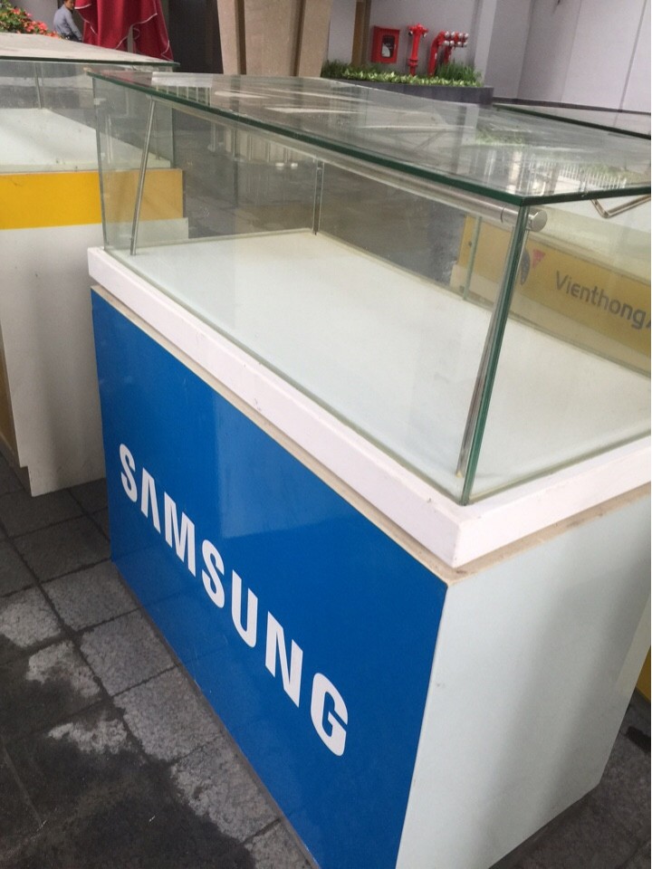 THANH LÝ TỦ KÍNH TRƯNG BÀY ĐIỆN THOẠI SAMSUNG