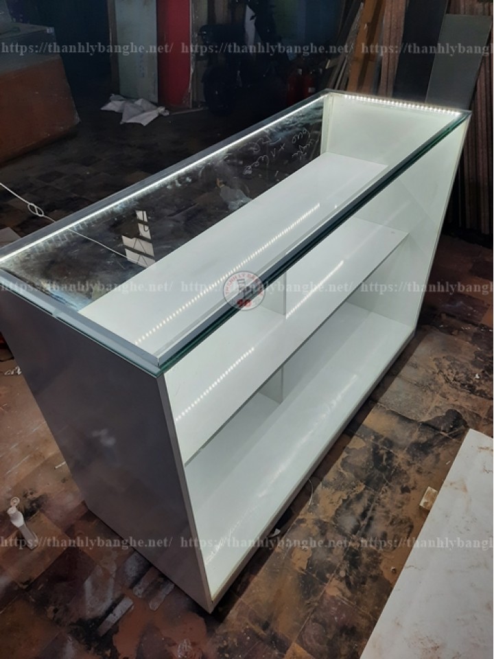 Tủ kính trưng bày đồ thời trang 1m2 x 50