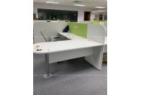 Bộ bàn làm việc L có vách ngăn mới 90%