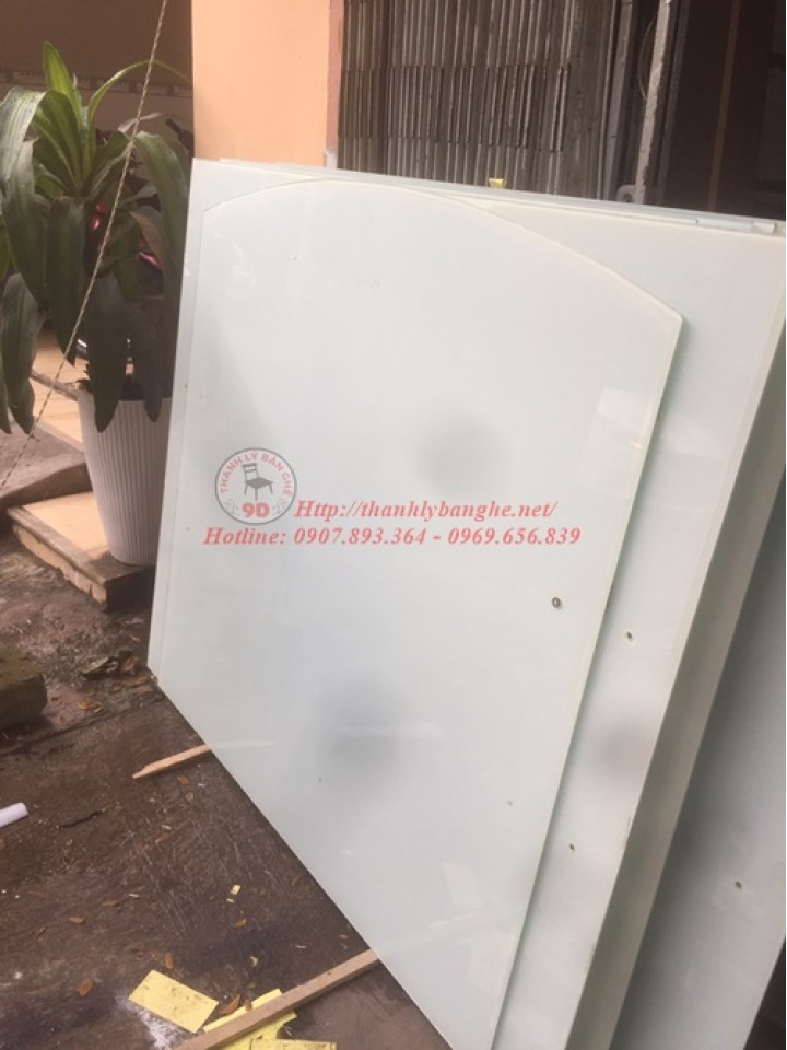 Thanh lý bảng kính màu trắng cũ giá rẻ tại TpHCM