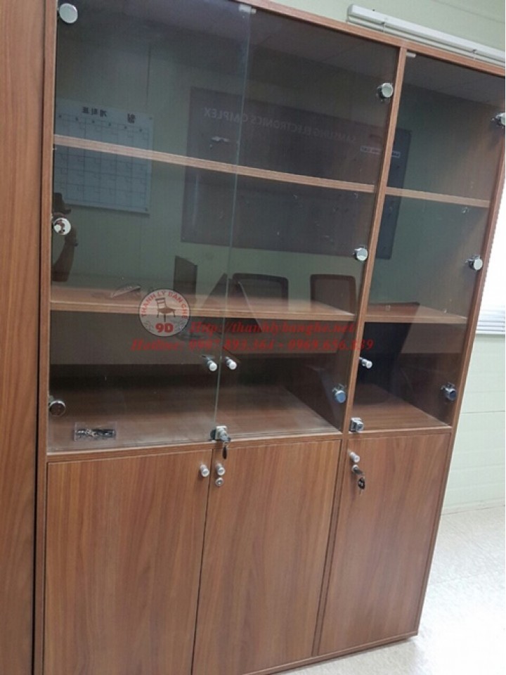 Thanh lý tủ kính trưng bày văn phòng