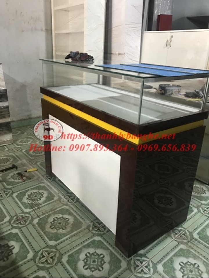 Thanh lý tủ kính trưng bày điện thoại cũ MS707