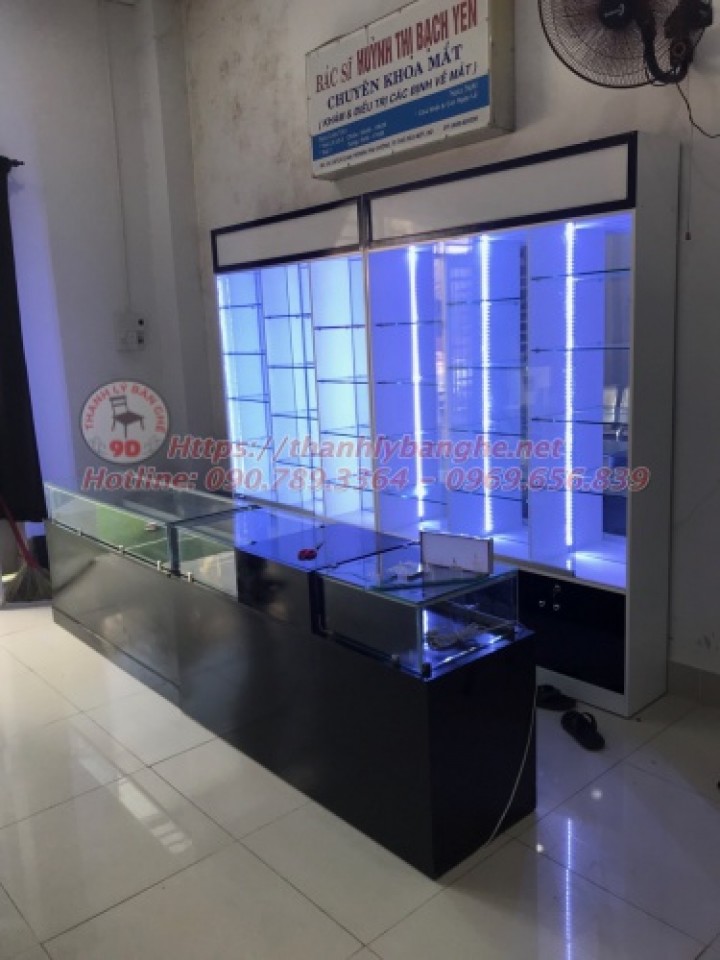 Thanh lý tủ trưng bày mỹ phẩm ốp lưng tráng thuỷ