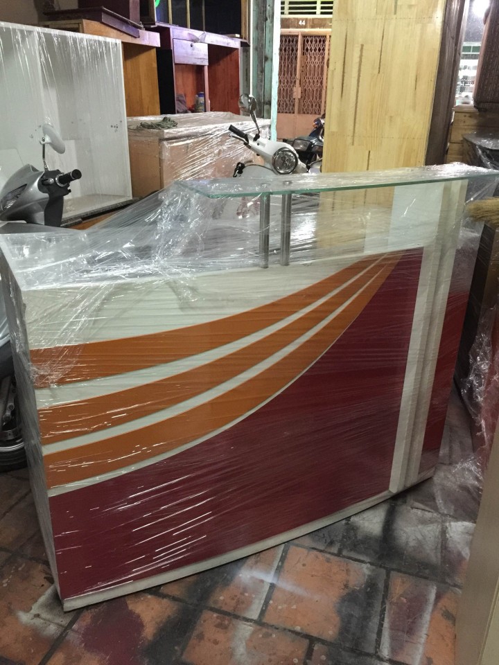 Thanh lý quầy lễ tân trắng hồng 1m4